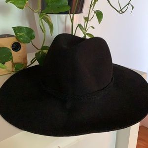 Black felt hat from American Eagle.